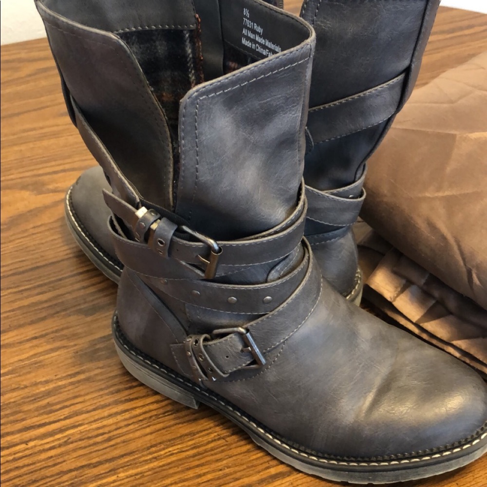 Maurice’s grey boots